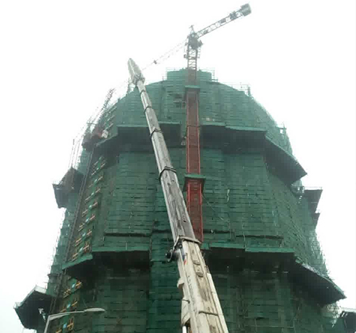 鹰手营吊车在工地上作业